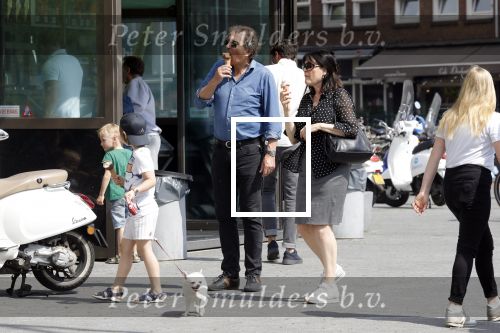 Amsterdam 22 april 2018
Robert ten Brink zijn vrouw Roos en hun kleinzoon eten ijsje