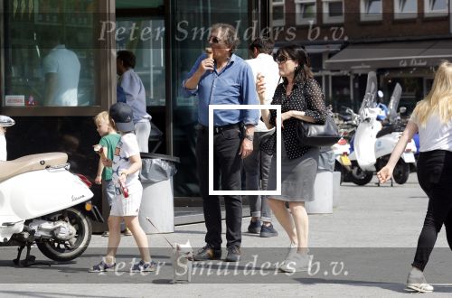Amsterdam 22 april 2018
Robert ten Brink zijn vrouw Roos en hun kleinzoon eten ijsje