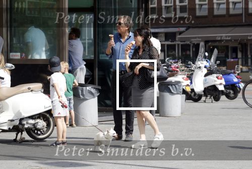 Amsterdam 22 april 2018
Robert ten Brink zijn vrouw Roos en hun kleinzoon eten ijsje