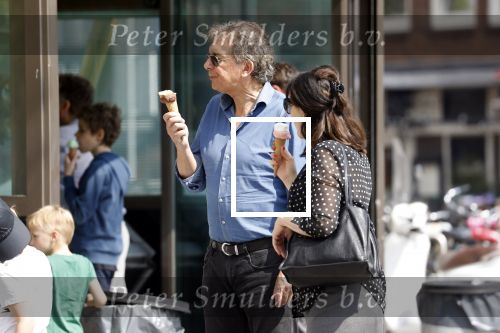 Amsterdam 22 april 2018
Robert ten Brink zijn vrouw Roos en hun kleinzoon eten ijsje