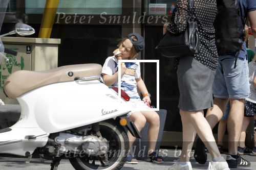 Amsterdam 22 april 2018
Robert ten Brink zijn vrouw Roos en hun kleinzoon eten ijsje