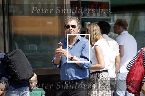 Amsterdam 22 april 2018
Robert ten Brink zijn vrouw Roos en hun kleinzoon eten ijsje