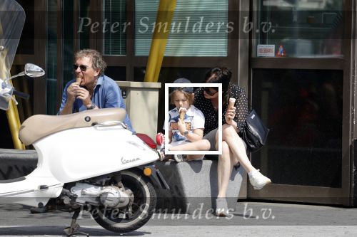 Amsterdam 22 april 2018
Robert ten Brink zijn vrouw Roos en hun kleinzoon eten ijsje