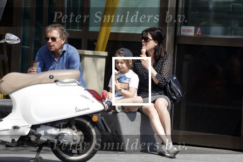 Amsterdam 22 april 2018
Robert ten Brink zijn vrouw Roos en hun kleinzoon eten ijsje