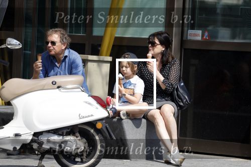 Amsterdam 22 april 2018
Robert ten Brink zijn vrouw Roos en hun kleinzoon eten ijsje