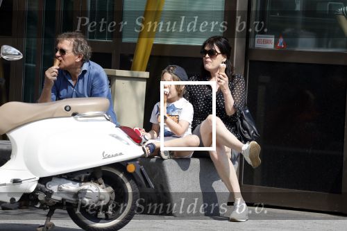 Amsterdam 22 april 2018
Robert ten Brink zijn vrouw Roos en hun kleinzoon eten ijsje