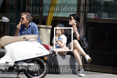 Amsterdam 22 april 2018
Robert ten Brink zijn vrouw Roos en hun kleinzoon eten ijsje