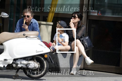 Amsterdam 22 april 2018
Robert ten Brink zijn vrouw Roos en hun kleinzoon eten ijsje