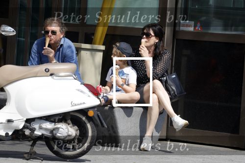 Amsterdam 22 april 2018
Robert ten Brink zijn vrouw Roos en hun kleinzoon eten ijsje