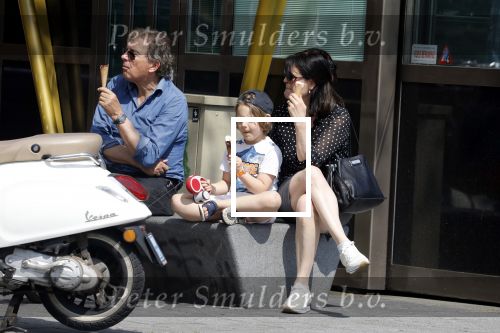 Amsterdam 22 april 2018
Robert ten Brink zijn vrouw Roos en hun kleinzoon eten ijsje