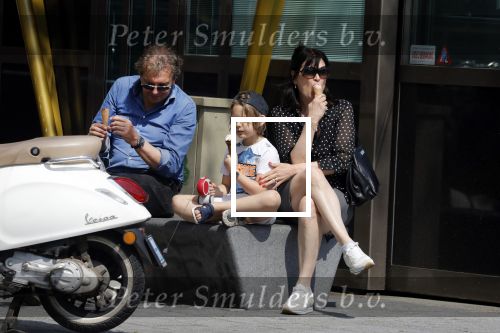 Amsterdam 22 april 2018
Robert ten Brink zijn vrouw Roos en hun kleinzoon eten ijsje