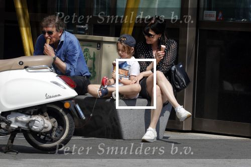 Amsterdam 22 april 2018
Robert ten Brink zijn vrouw Roos en hun kleinzoon eten ijsje