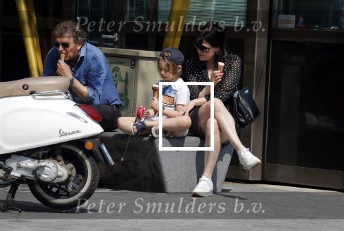 Amsterdam 22 april 2018
Robert ten Brink zijn vrouw Roos en hun kleinzoon eten ijsje