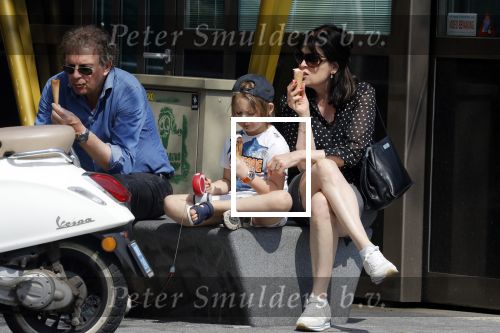 Amsterdam 22 april 2018
Robert ten Brink zijn vrouw Roos en hun kleinzoon eten ijsje