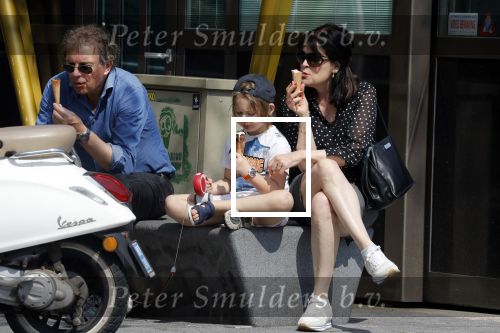 Amsterdam 22 april 2018
Robert ten Brink zijn vrouw Roos en hun kleinzoon eten ijsje