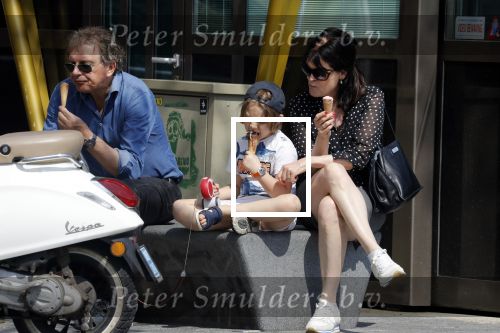 Amsterdam 22 april 2018
Robert ten Brink zijn vrouw Roos en hun kleinzoon eten ijsje