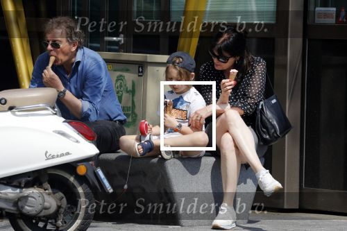 Amsterdam 22 april 2018
Robert ten Brink zijn vrouw Roos en hun kleinzoon eten ijsje