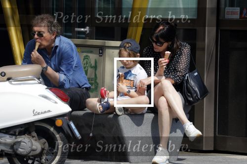 Amsterdam 22 april 2018
Robert ten Brink zijn vrouw Roos en hun kleinzoon eten ijsje