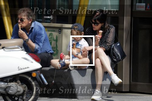 Amsterdam 22 april 2018
Robert ten Brink zijn vrouw Roos en hun kleinzoon eten ijsje