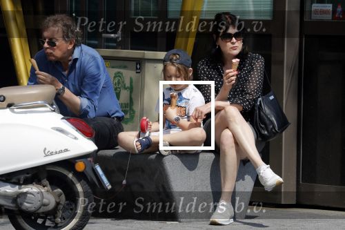 Amsterdam 22 april 2018
Robert ten Brink zijn vrouw Roos en hun kleinzoon eten ijsje