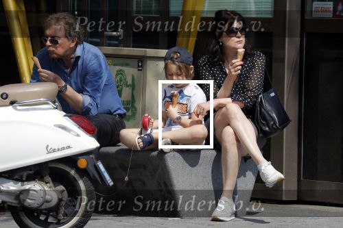 Amsterdam 22 april 2018
Robert ten Brink zijn vrouw Roos en hun kleinzoon eten ijsje