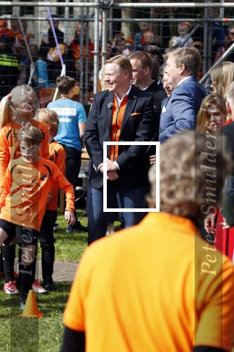 Groningen 27 april 2018
Koningsdag in Groningen met Koning Willem Alexander Koningin Maxima prinses Amalia Arian Alexia . Verder ook aanwezig Prins Maurits Prinses Marilene Prins Bernhard Prinses Annette Prins Floris Prinses Aimee en prins Pieter Christiaan. Ronald Koeman