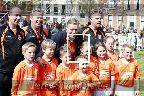 Groningen 27 april 2018
Koningsdag in Groningen met Koning Willem Alexander Koningin Maxima prinses Amalia Arian Alexia . Verder ook aanwezig Prins Maurits Prinses Marilene Prins Bernhard Prinses Annette Prins Floris Prinses Aimee en prins Pieter Christiaan. Ronald Koeman
