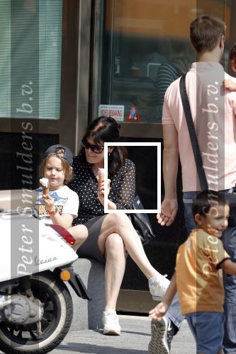 Amsterdam 22 april 2018
Robert ten Brink zijn vrouw Roos en hun kleinzoon eten ijsje