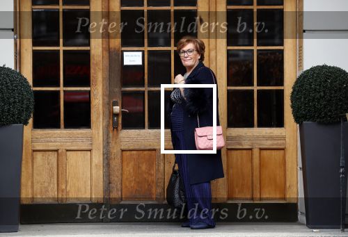 Hamburg 13 april 2018
Sylvie Meis viert haar 40e verjaardag oa met haar vader en moeder en haar broer Daniel. Ze gingen smiddags lunchen in Restaurant Daniel en s avonds was het feest in hotel Radisson Blue in Hamburg. Medium Sarina Bruens