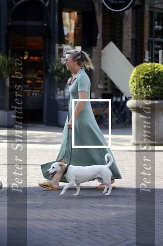 Amsterdam 19 april 2018
Saskia Noort met hondje op straat in Amsterdam zuid