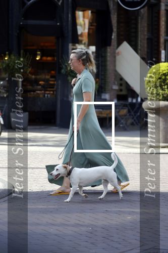 Amsterdam 19 april 2018
Saskia Noort met hondje op straat in Amsterdam zuid