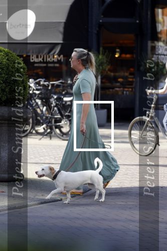 Amsterdam 19 april 2018
Saskia Noort met hondje op straat in Amsterdam zuid