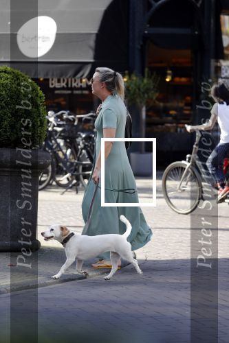 Amsterdam 19 april 2018
Saskia Noort met hondje op straat in Amsterdam zuid