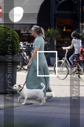 Amsterdam 19 april 2018
Saskia Noort met hondje op straat in Amsterdam zuid