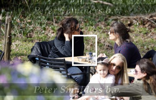 Amsterdam 7 april 2018
Susan Visser met vriendin en hondje in het Vondelpark