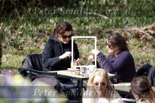 Amsterdam 7 april 2018
Susan Visser met vriendin en hondje in het Vondelpark