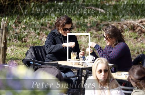 Amsterdam 7 april 2018
Susan Visser met vriendin en hondje in het Vondelpark