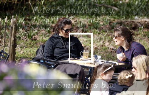Amsterdam 7 april 2018
Susan Visser met vriendin en hondje in het Vondelpark