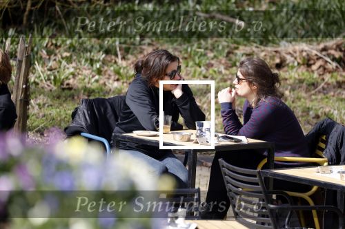 Amsterdam 7 april 2018
Susan Visser met vriendin en hondje in het Vondelpark