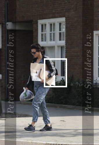 Amsterdam 22 april 2018
Susan Visser brengt oud papier weg.