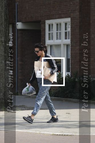 Amsterdam 22 april 2018
Susan Visser brengt oud papier weg.
