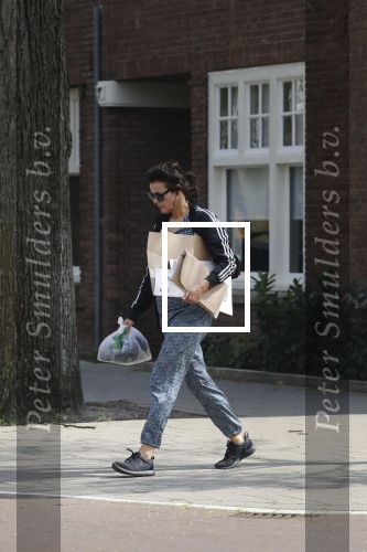 Amsterdam 22 april 2018
Susan Visser brengt oud papier weg.