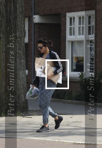 Amsterdam 22 april 2018
Susan Visser brengt oud papier weg.