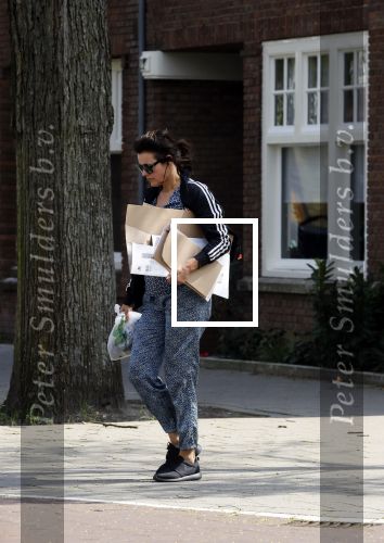 Amsterdam 22 april 2018
Susan Visser brengt oud papier weg.
