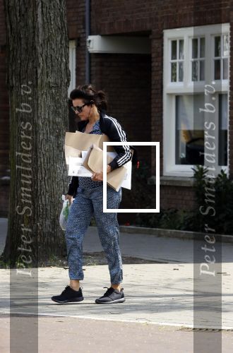 Amsterdam 22 april 2018
Susan Visser brengt oud papier weg.