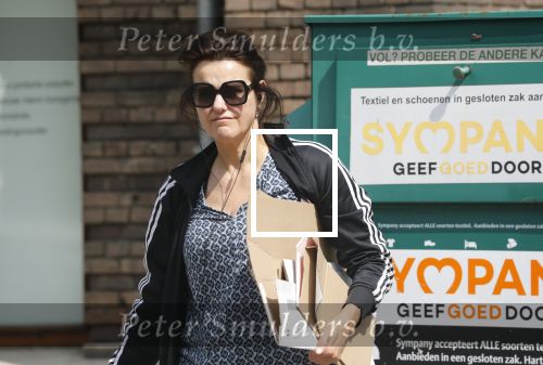 Amsterdam 22 april 2018
Susan Visser brengt oud papier weg.