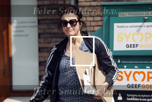 Amsterdam 22 april 2018
Susan Visser brengt oud papier weg.