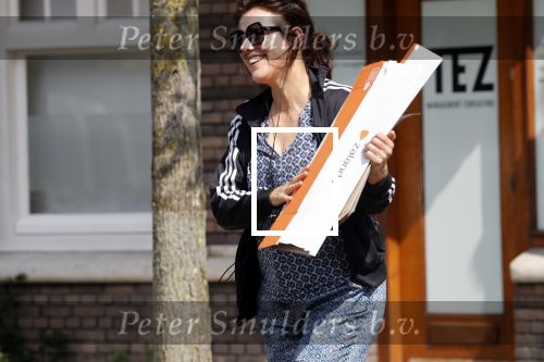Amsterdam 22 april 2018
Susan Visser brengt oud papier weg.