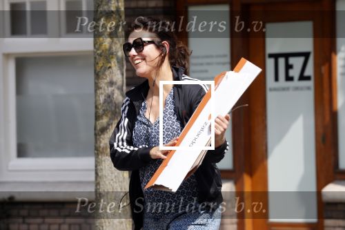 Amsterdam 22 april 2018
Susan Visser brengt oud papier weg.