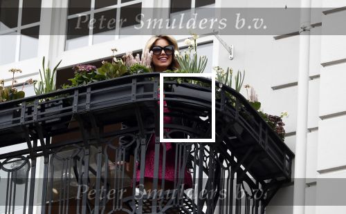 Hamburg 13 april 2018
Sylvie Meis viert haar 40e verjaardag oa met haar vader en moeder en haar broer Daniel. Ze gingen smiddags lunchen in Restaurant Daniel en s avonds was het feest in hotel Radisson Blue in Hamburg. Sylvie Meis op balkon van haar bedrijf